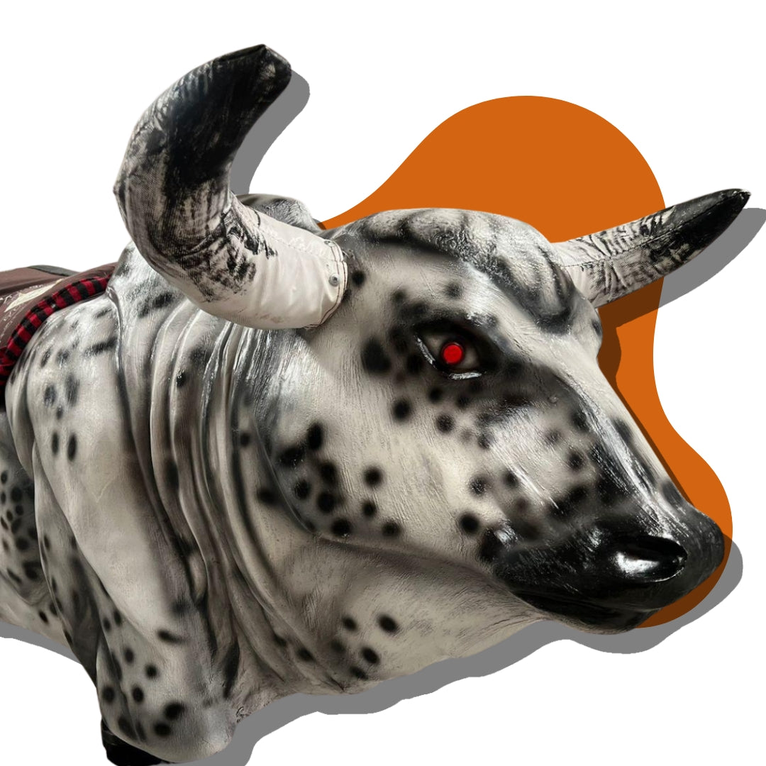 Toro mecánico pintado