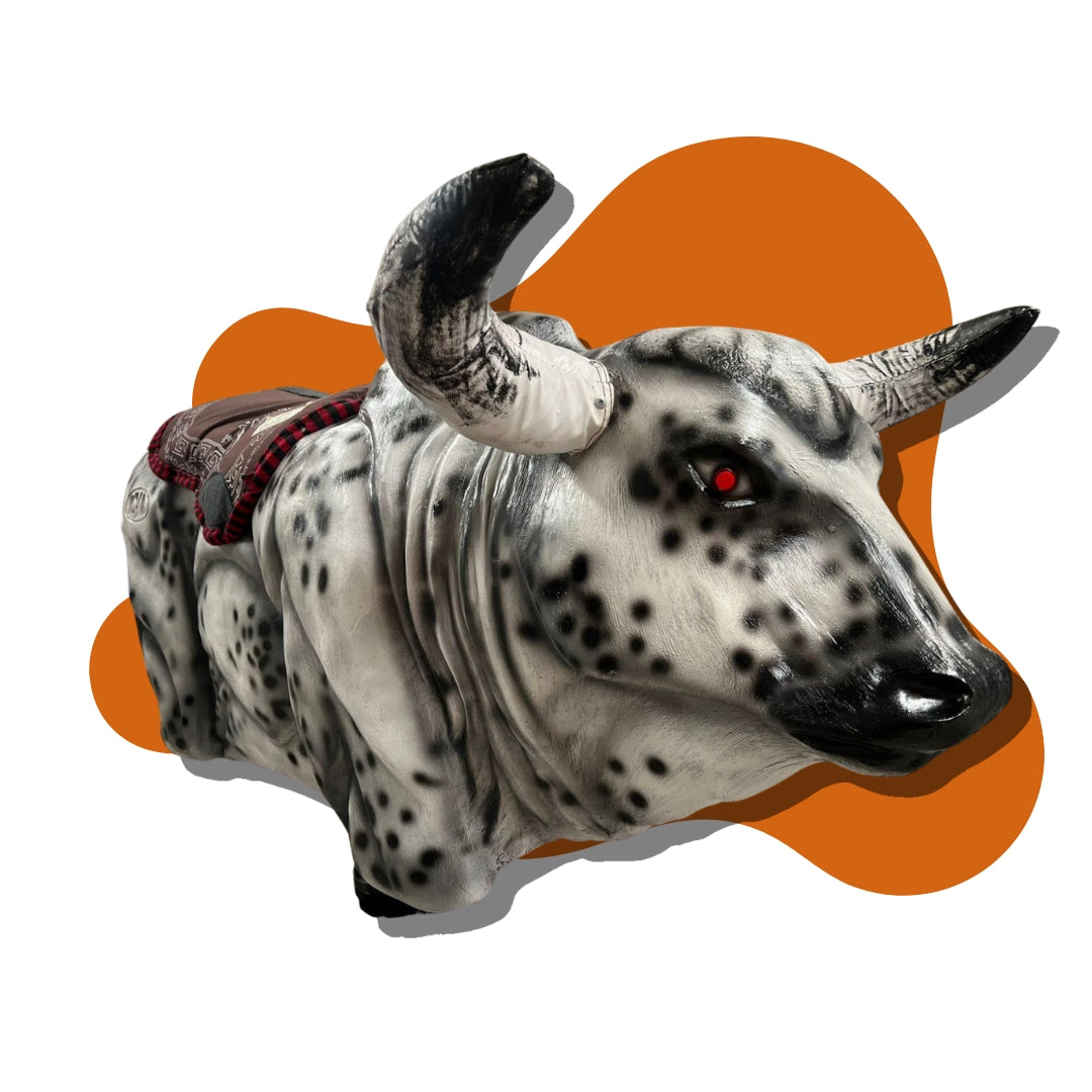 Toro mecánico pintado