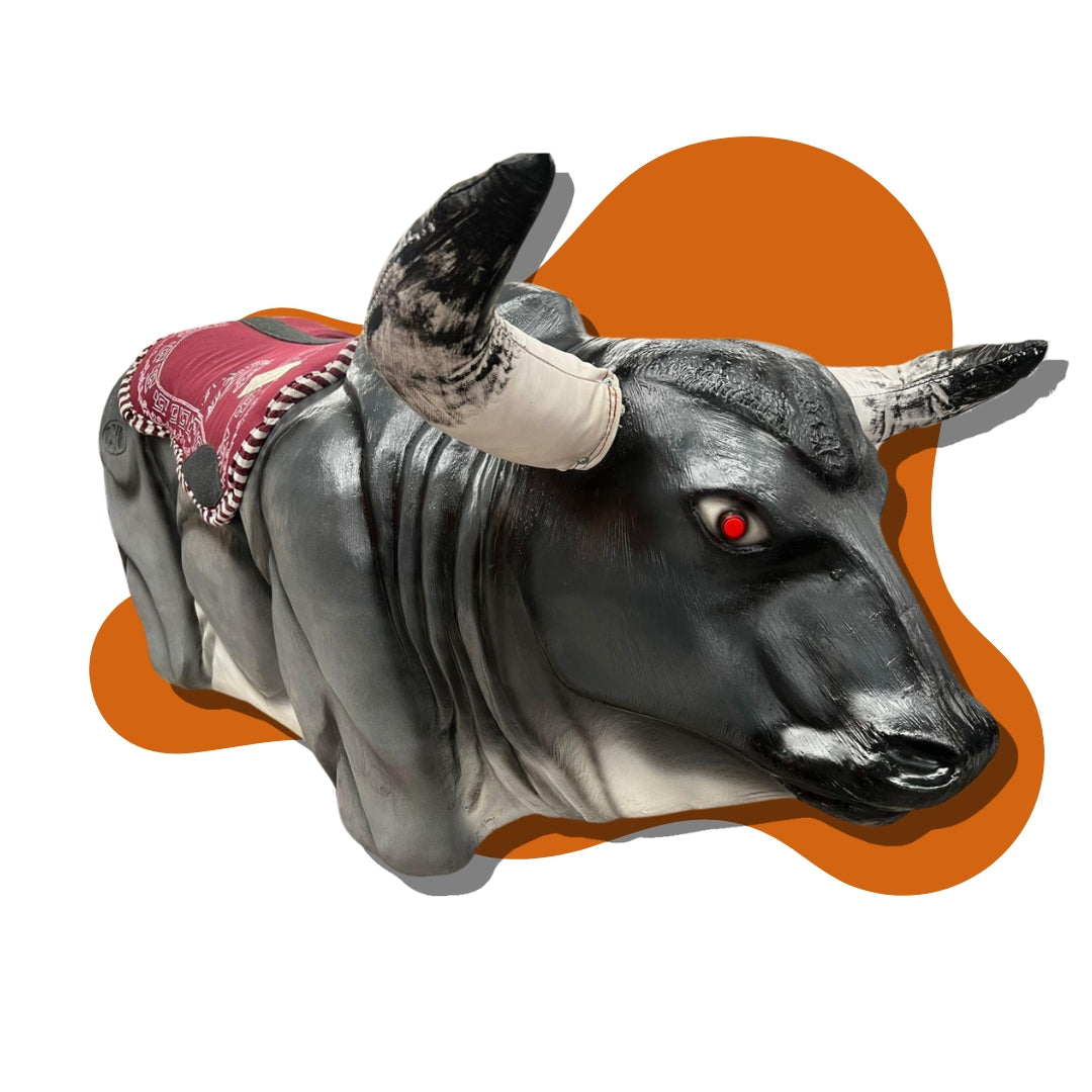 Toro mecánico pintado
