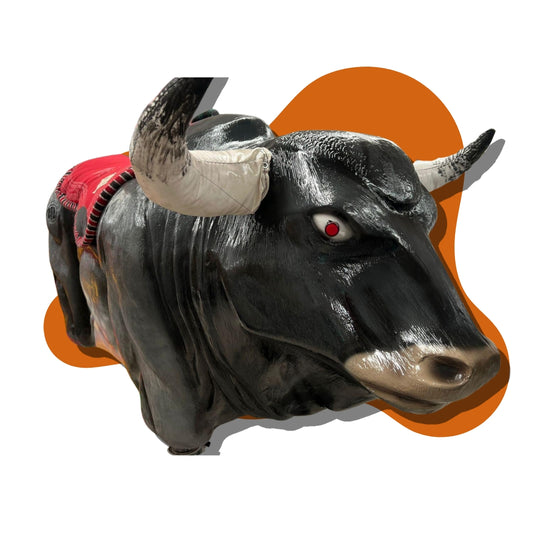 Toro mecánico pintado