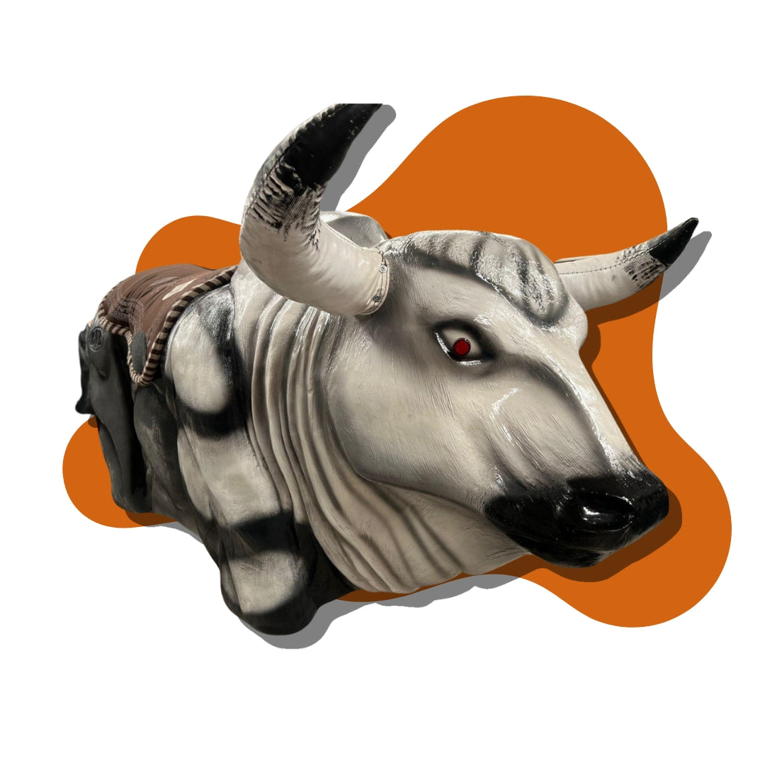 Toro mecánico pintado
